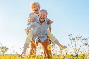 Glückliches vitales Ehepaar in der Natur
