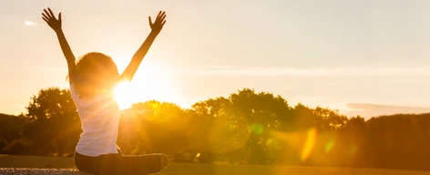 Frau spring jubelnd durch die Luft bei Sonnenlicht – Vitamin D3 unterstützt ihre Autoimmunerkrankung