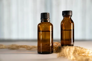 Zwei Fläschchen mit Vitamin D3 Tropfen