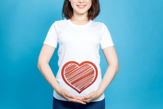 Frau mit Herz auf dem Bauch für eine gesunde Verdauung Dank Vitamin D3