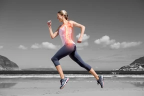 Frau joggt, Wirbelsäule visuell hervorgehoben - Vitamin K2 spielt eine Schlüsselrolle bei Knochengesundheit