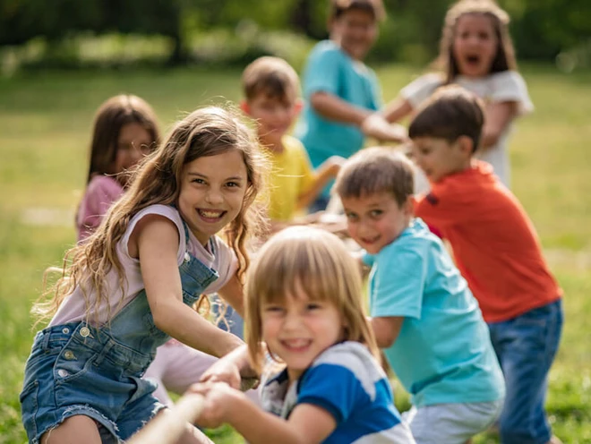 Kinder gemeinsam am Seilziehen